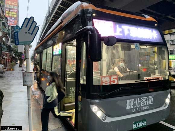 客運業者評估橘5沿線社區民眾乘車需求研議延駛二班次行經社區。（圖：新北交通局提供）