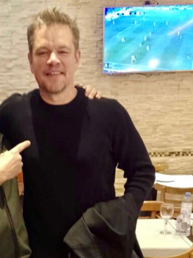 Matt Damon, en un restó argentino, donde el martes por la noche cenó y vio un partido de fútbol