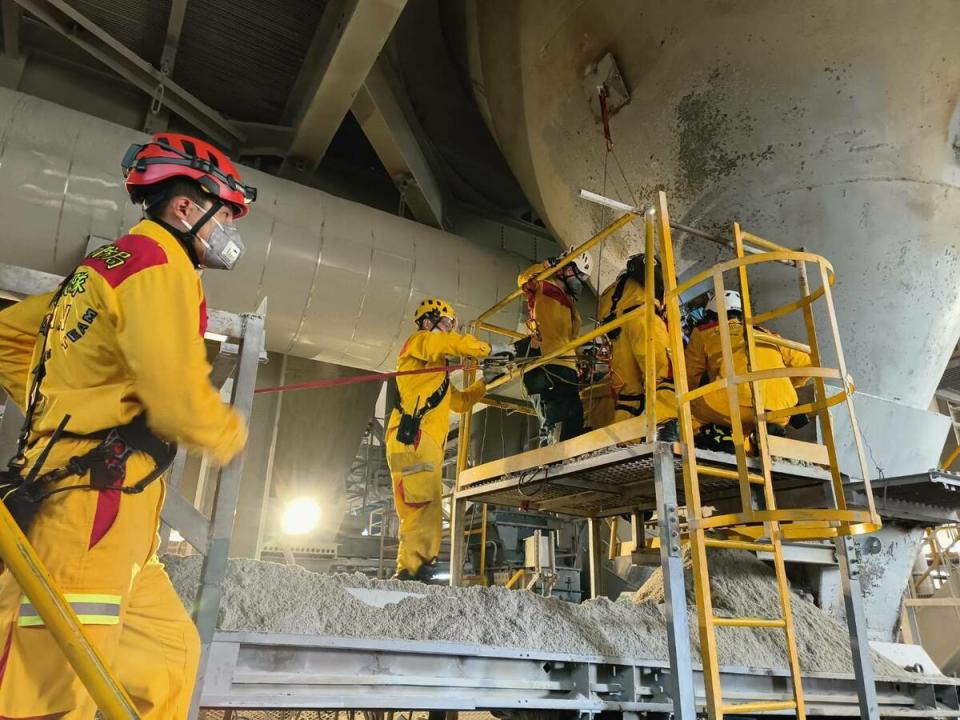 消防局人員搶救遭爐石粉料活埋的工人。   圖：高雄市消防局/提供