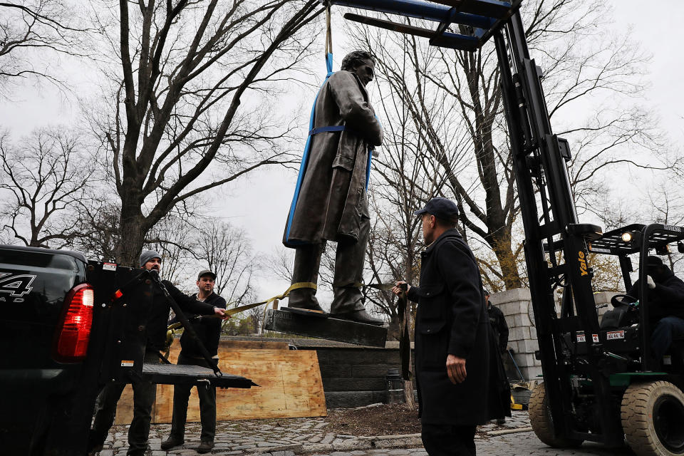 La estatua del médico J. Marion Sims es retirada del Central Park de Nueva York. (Time)