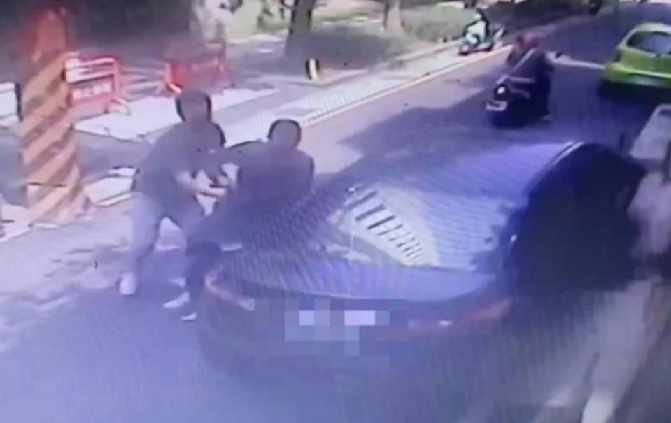 監視器畫面顯示，兩男強行擄走曾姓女子，強押上車。（翻攝畫面）
