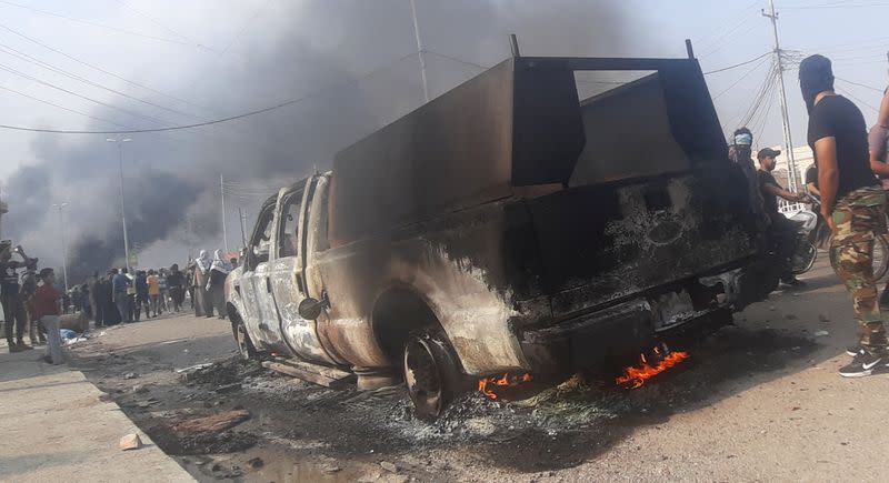 Un vehículo incendiado de las fuerzas de seguridad iraquíes se ve después de los enfrentamientos con manifestantes durante las protestas antigubernamentales en curso, en Nassiriya, Irak