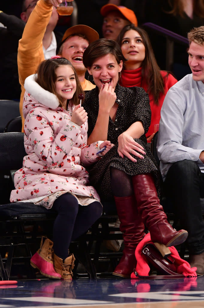 NEW YORK, NEW YORK - 16 ARALIK: Suri Crews ve Katie Holmes, 16 Aralık 2017'de New York City'de Madison Square Garden'da oynanan Oklahoma City Thunder - New York Knicks maçına katılıyor.  (Fotoğraf: James Devaney/Getty Images)