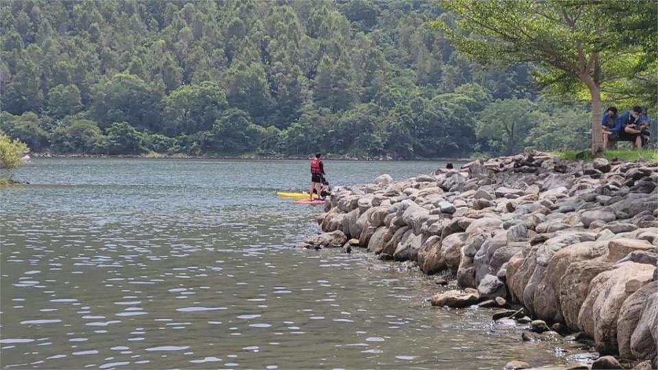 「鯉魚潭」上萬魚群集體暴斃　屍體漂湖面臭味薰天！