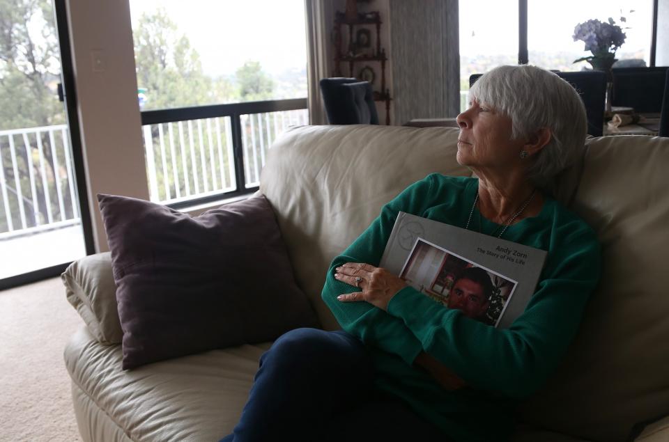 Sally Schindel en su casa de Prescott, Arizona, sostiene un libro que cuenta la historia de su hijo. Abril 4, 2017 (Foto: Patrick Breen para Yahoo News)