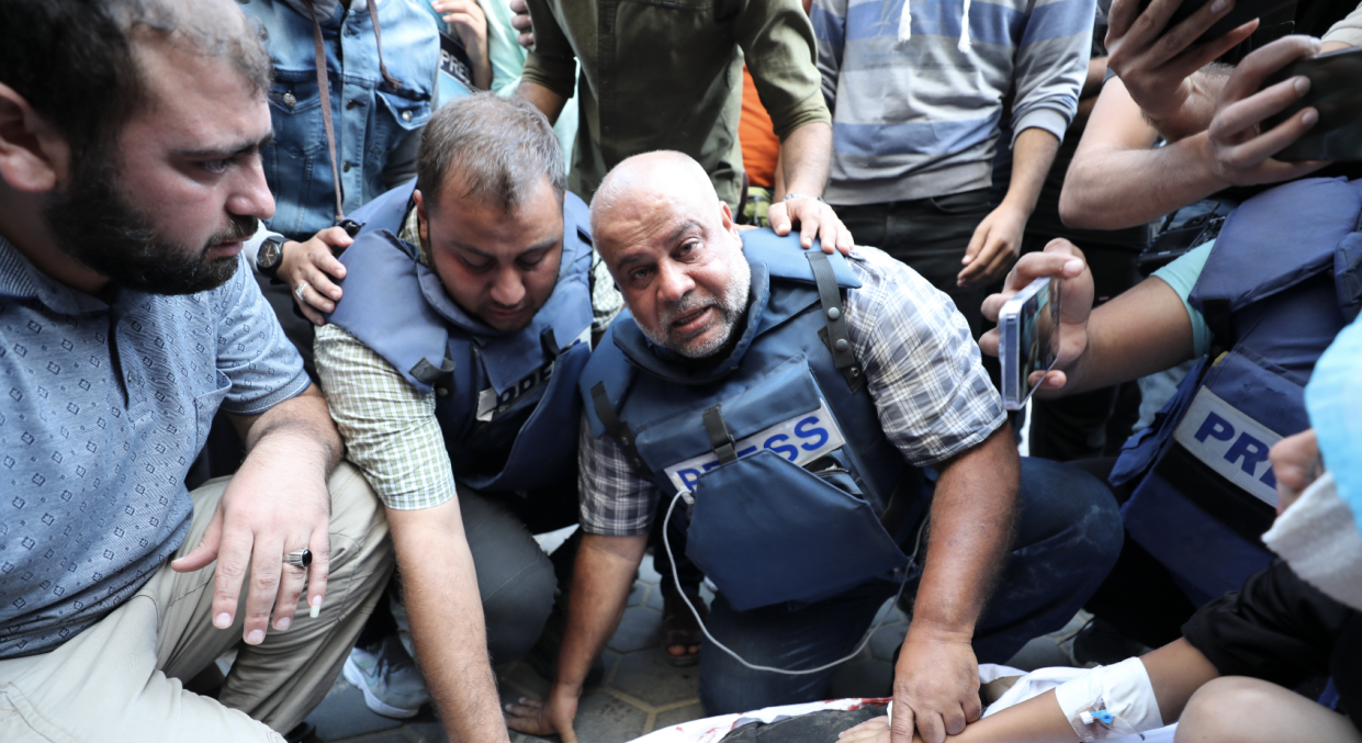 Le correspondant d'Al-Jazeera, Wael Al-Dahdouh, pleure son fils tué lors d'une frappe aérienne israélienne dans le camp de réfugiés de Nuisserat, au sud de la bande de Gaza, le jeudi 26 octobre (Photo AP/Ali Mahmoud)