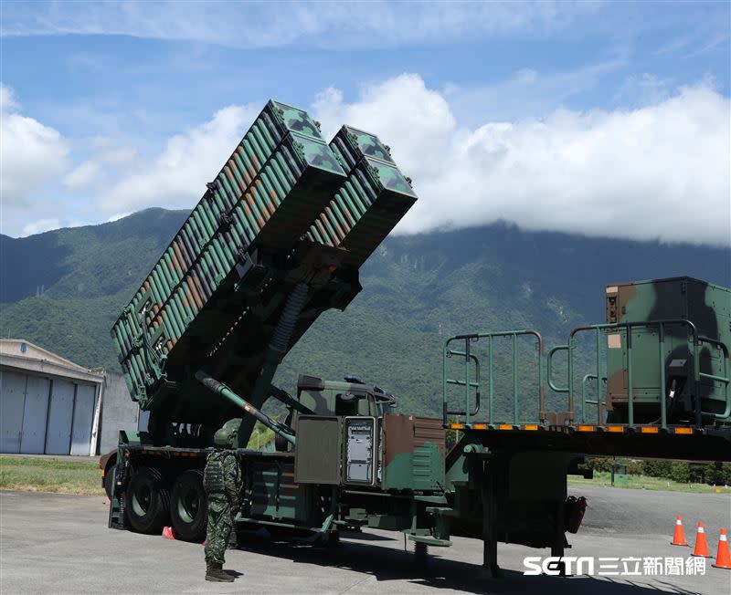 空軍防空暨飛彈指揮部所屬駐防花蓮單位，首度公開展示部署在台灣東部的中山科學研究院天弓三型防空飛彈系統。（記者邱榮吉/攝影）