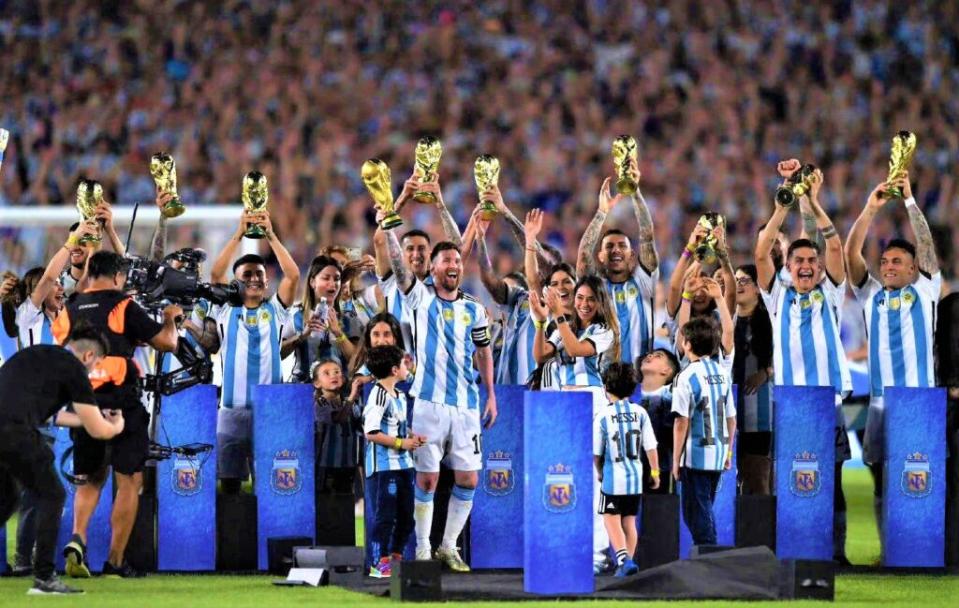 阿根廷世足冠軍紀念賽上梅西率全隊及家人出場接受歡呼。（取自梅西社媒）