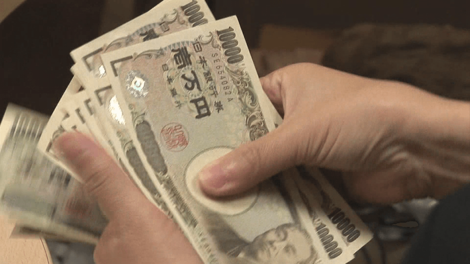 日本一名24歲男子因行政失誤而意外收到超過千萬台幣的補助款。（示意圖，法新社）