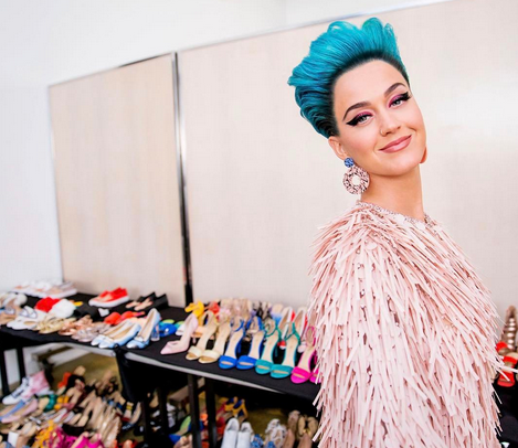 <p>Zapatos de colores brillantes, transparentes, con tacones altos y forma de cigarro. En la nueva colección de la multifacética Katy Perry, que acaba de incursionar en la moda, vas a encontrar todo tipo de diseños únicos para lucir los looks más extravagantes. </p>