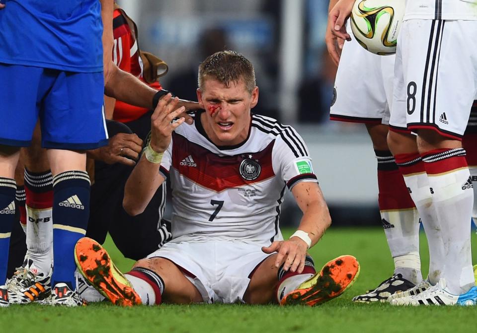 <p>Ebenfalls entscheidend zum deutschen WM-Titel trug Bastian Schweinsteiger bei. Egal ob eine Platzwunde unter dem Auge oder harte Fouls der argentinischen Gegenspieler, nichts konnte den Mittelfeldantreiber aufhalten. Obwohl Schweinsteiger am Ende kaum mehr laufen konnte, spielte er 120 Minuten durch - und avancierte zur Symbolfigur des historischen Triumphs. (Bild: Getty Images / Matthias Hangst)</p> 