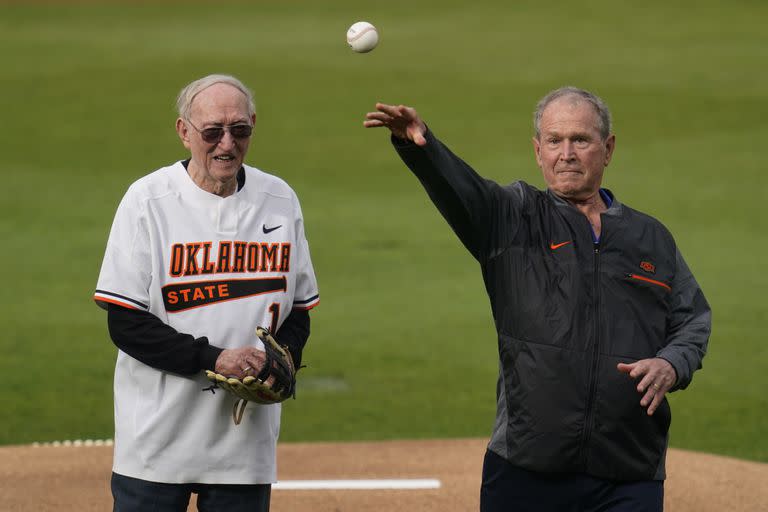 Bush hace un lanzamiento de protocolo antes del inicio de un partido de baseball universitario, el 20 de mayo pasado