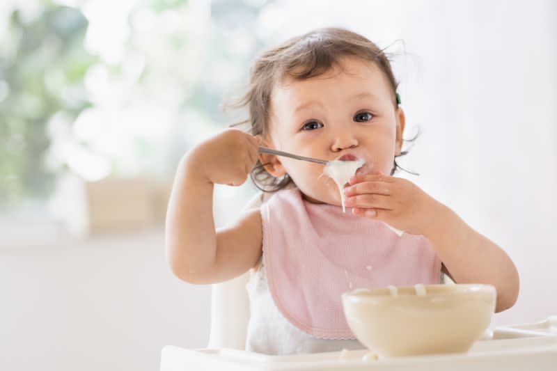 Une nouvelle étude suggère que les enfants allaités seraient davantage susceptibles d’utiliser leur main droite [Photo: Getty]