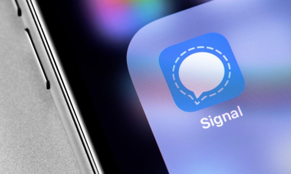 Apple was ordered to remove the encrypted messaging app Signal from its App Store. prima91 – stock.adobe.com