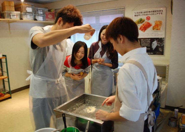 天婦羅和生菜食物模型的製作景象