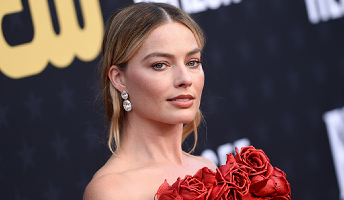 Red-carpet beauty Margot Robbie entrusts her everyday lips to Burt's Bees. (Getty)