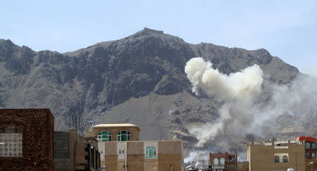 Smoke billows from Noqum mountain after it was hit by an air strike in Yemen's capital Sanaa June 1, 2015. REUTERS/Mohamed al-Sayaghi