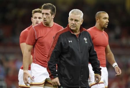 Rugby Union - Wales v Ireland - Dove Men Test - Millennium Stadium, Cardiff, Wales - 8/8/15 Wales' Head Coach Warren Gatland with Justin Tipuric (2nd L) and team mates before the match Action Images via Reuters / Rebecca Naden Livepic