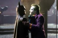 <p>Viele messen andere Filme über Batman mit dem von Burton. In seiner Version spielen Jack Nicholson den Joker und Michael Keaton den Dunklen Ritter zum Soundtrack von Prince. Die damals (1989) eingespielten 300 Millionen Pfund entsprechen inflationsbereinigt heute fast €700 Mio. </p>