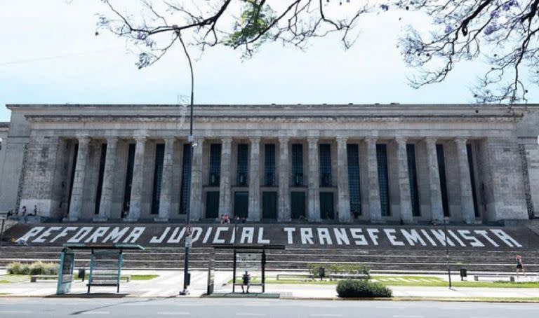 "Reforma judicial transfeminista", el reclamo en las escalinatas de la UBA