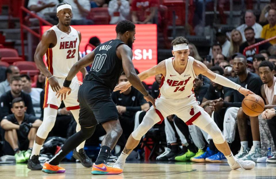 El escolta del Heat Tyler Herro (der.) trata de pasar la marca de Royce O’Neale, de los Nets de Brooklyn, en el partido celebrado el 1ro de noviembre de 2023 en Miami.