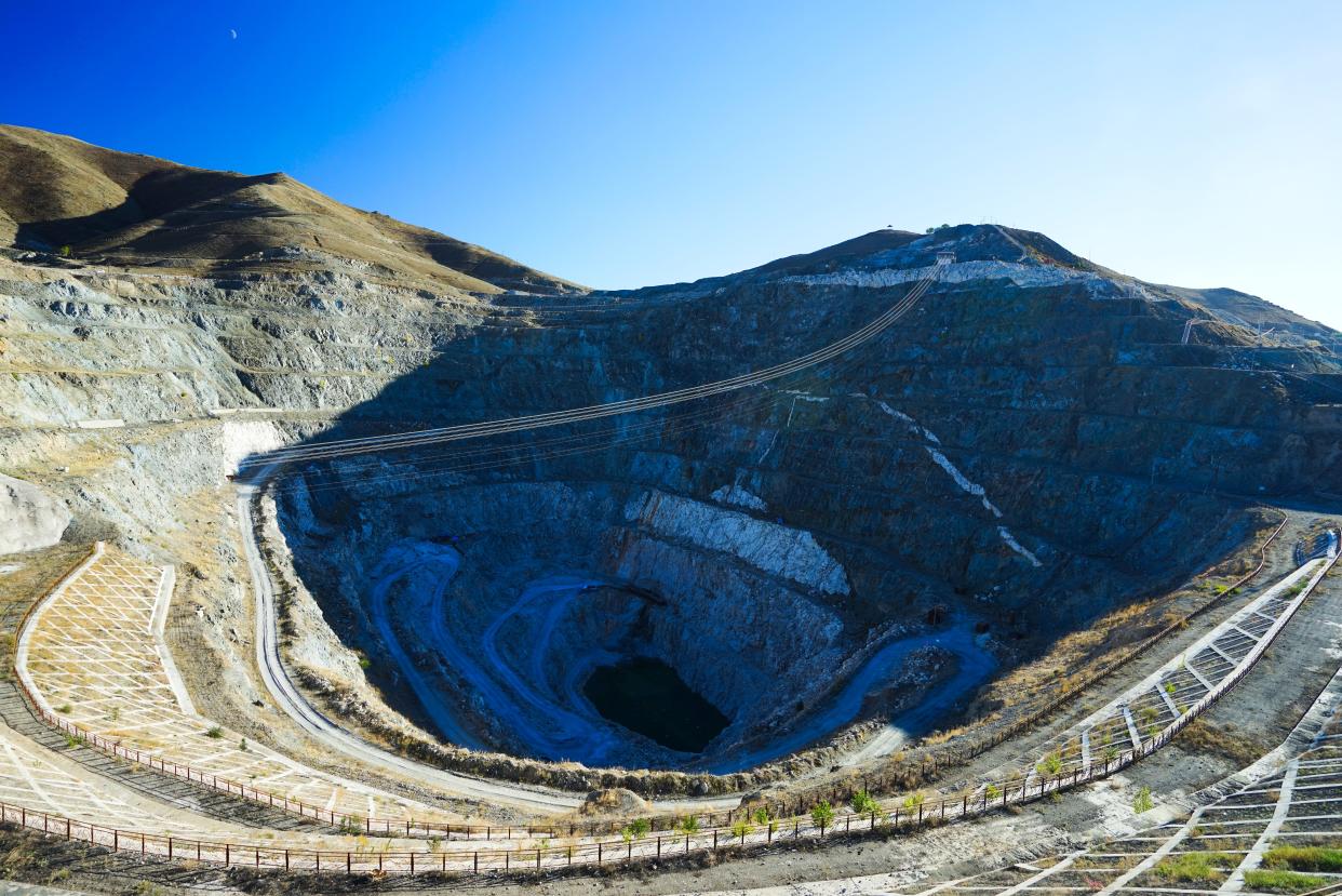 <span class="caption">Exploitation minière dans la région du Xinjiang, en Chine.</span> <span class="attribution"><a class="link " href="https://www.shutterstock.com/fr/image-photo/keketuohai-unesco-global-geoparkxinjiang-rare-metals-2034930392" rel="nofollow noopener" target="_blank" data-ylk="slk:twabian/shutterstock;elm:context_link;itc:0;sec:content-canvas">twabian/shutterstock</a></span>