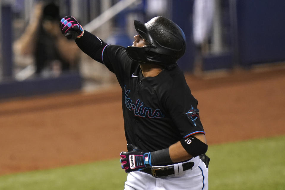 El venezolano Miguel Rojas, de los Marlins de Miami, recorre los senderos luego de conectar un jonrón solitario en el juego ante los Nacionales de Washington, el sábado 19 de septiembre de 2020 (AP Foto/Lynne Sladky)