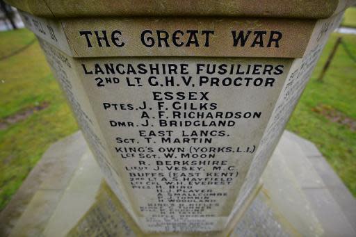 Los nombres de los soldados ingleses caídos durante la Primera Guerra Mundial, en Southborouch (Inglaterra), el 23 de enero de 2014 (AFP/Archivos | Ben Stansall)