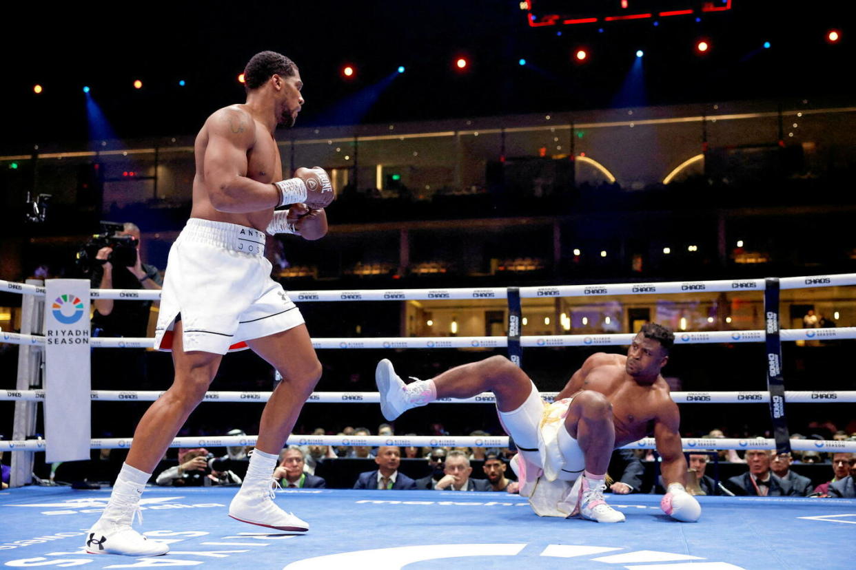 Anthony Joshua a aisément disposé de la star des arts martiaux mixtes, Francis Ngannou.  - Credit:Andrew Couldridge / REUTERS