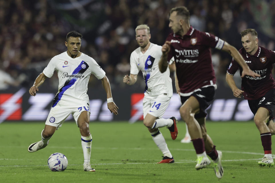 Alexis Sánchez of FC Inter controls the ball during the Serie A soccer match between Salernitana and Inter Milan, at the Arechi stadium in Salerno, Italy, Saturday, Sept. 20, 2023. (Alessandro Garofalo/LaPresse via AP)