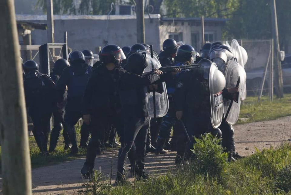 "La policía se va para atrás, están ganando los manifestantes. La policía con una falta de profesionalismo increíble, no sé que es lo que pasa. Los manifestantes vuelven a la toma. La policía se repliega", relató Mercedes Ninci