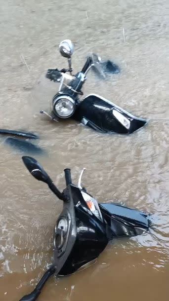 快新聞／信義區成「水都」！ 機車泡水橫躺水中 市府站旁陷入泥河