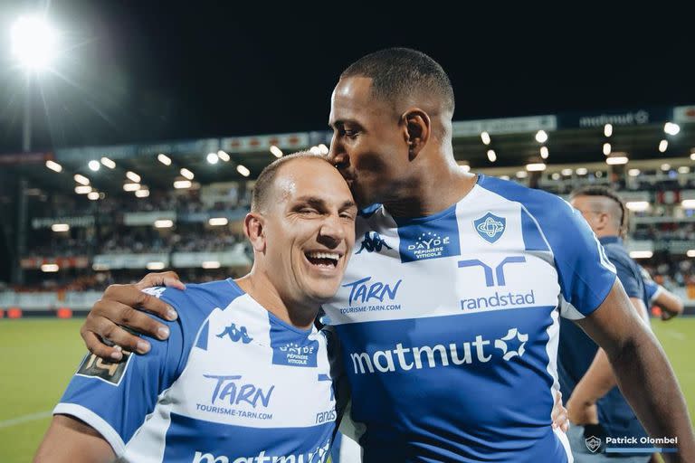 Benjamín Urdapilleta (izquierda), en su despedida del Castres Olympique