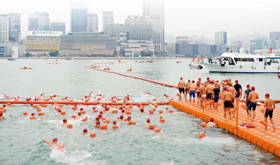 行動不便泳手靠上半身 自由式游畢全程 1203 人維港泳 最快僅 15 分鐘