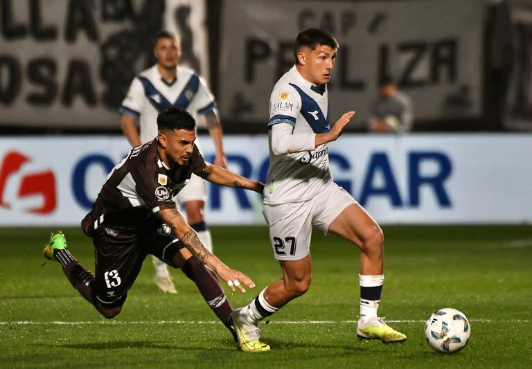 Thiago Fernández, delantero de Vélez, acelera y deja en el camino a Ignacio Vázquez, defensor de Platense

