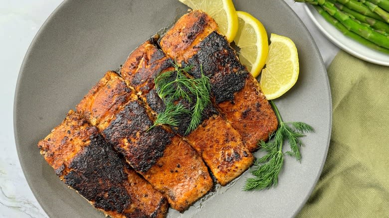 cooked salmon with lemon slices