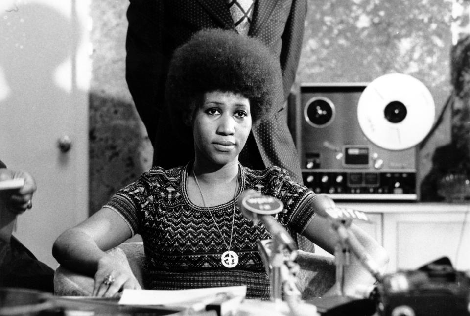 <p>Aretha Franklin bei einer Pressekonferenz in einem gemusterten Top und einem hohen Afro. (AP Photo) </p>