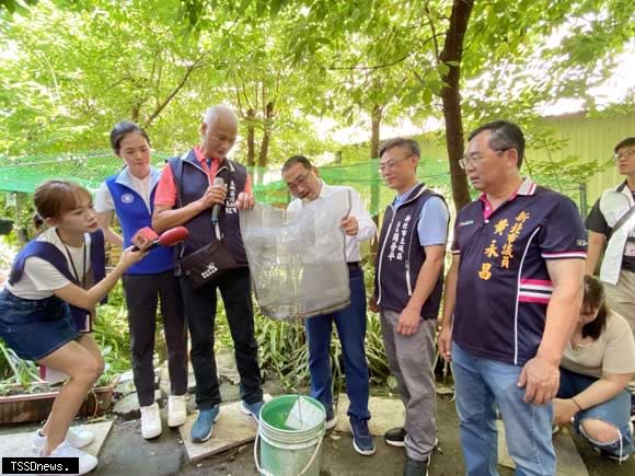 土城區埤林里長蔡志紅介紹運用紗窗網製成網套蓋住儲水容器預防蚊在水中產卵。（圖：新北環保局提供）