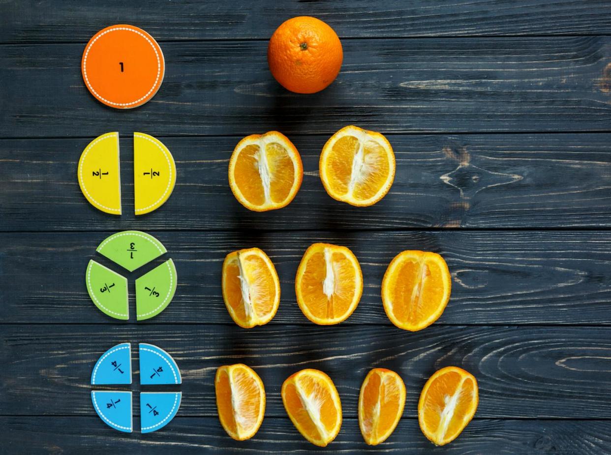 <a href="https://www.shutterstock.com/es/image-photo/math-fractions-oranges-sample-on-dark-1451934776" rel="nofollow noopener" target="_blank" data-ylk="slk:Chekyravaa/Shutterstock;elm:context_link;itc:0;sec:content-canvas" class="link ">Chekyravaa/Shutterstock</a>