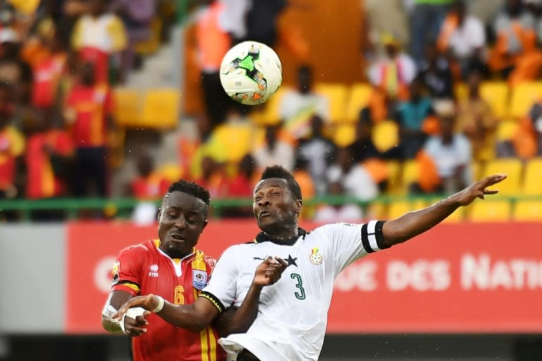 Ghana's forward Asamoah Gyan (R) heads the ball with Uganda's midfielder Tony Mawejje during the 2017 Africa Cup of Nations group D football match between Ghana and Uganda in Port-Gentil on January 17, 2017