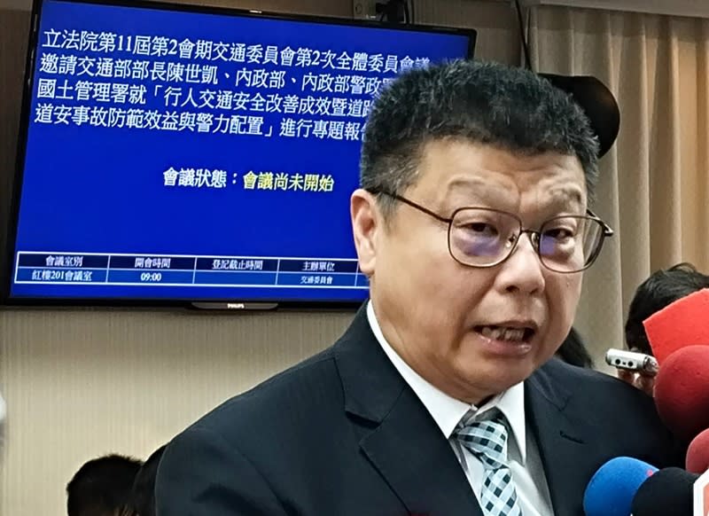 台鐵產業工會日前批評台鐵公司董事長杜微（圖）加薪4成，還以督導台鐵改革申請記大功一支。杜微26日受訪表示，加薪依國營事業規定，記功則仍待董事會及交通部同意。（中央社）