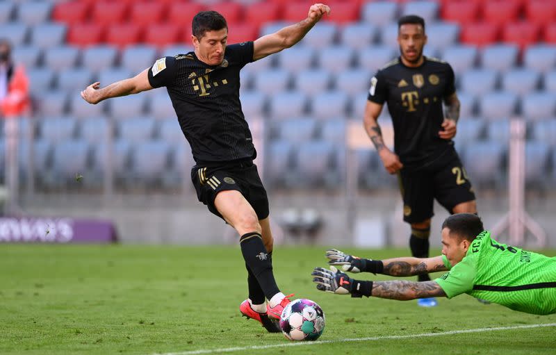 Foto del sábado del delantero de Bayern Munich Robert Lewandowski a punto de marcar el tanto con el que rompió el récord de goles en una temporada en la competencia