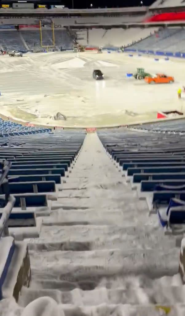 紐約NFL美式足球開賽前，水牛城比爾的球迷被迫幫忙清除看台區約76公分高的積雪。（圖／翻攝自X）