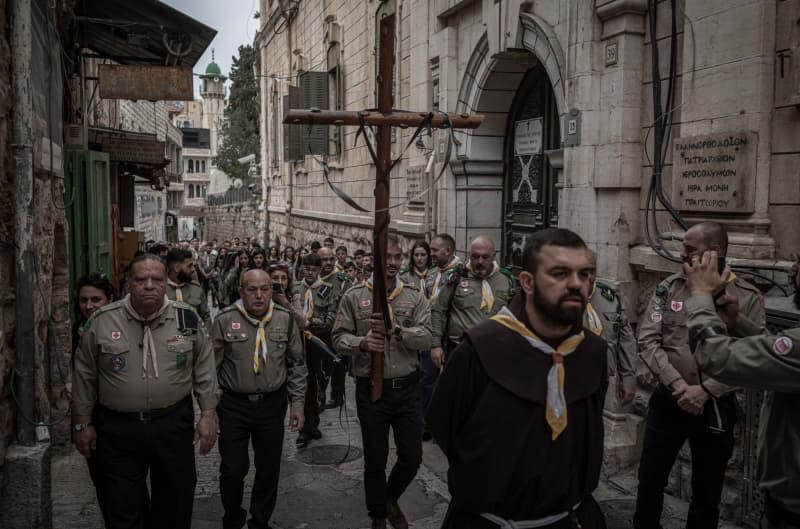 Christian worshippers march with a cross during the Good Friday procession. Ilia Yefimovich/dpa