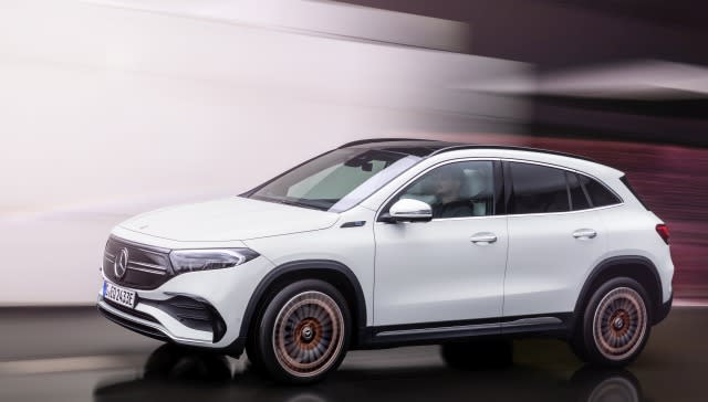 Mercedes-EQ, EQA 250, Edition 1, Fahraufnahme, digitalweiss. EQA 250 (Stromverbrauch kombiniert: 15,7 kWh/100 km; CO2-Emissionen kombiniert: 0 g/km) // Mercedes-EQ, EQA 250, Edition 1, driving shot, digital white. EQA 250 (combined power consumption: 15.7 kWh/100 km, combined CO2 emissions: 0 g/km)