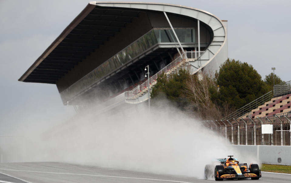 ARCHIVO - Foto del 25 de febrero del 2023, el australiano Daniel Ricciardo maneja el monoplaza en las pruebas de la F1 en la pista de Cataluña. El martes 11 de julio del 2023, Ricciardo vuelve a F1 con AlphaTauri. (AP Foto/Joan Monfort)