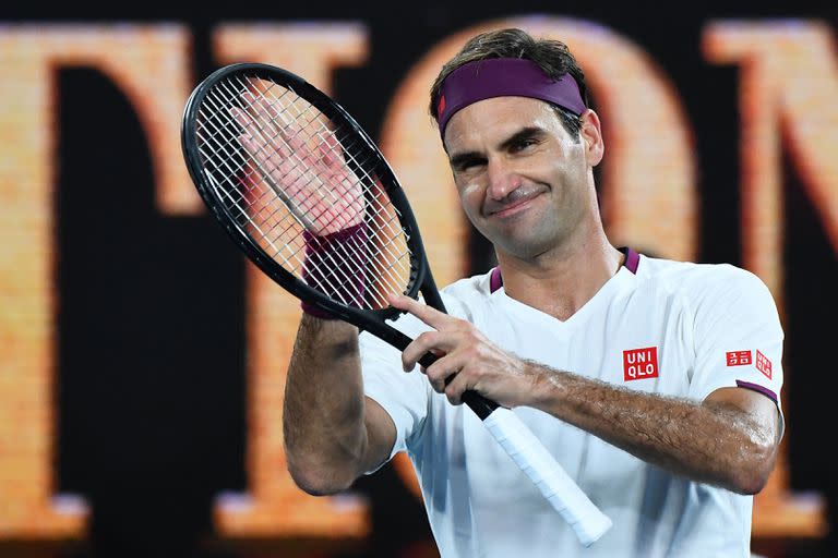 Foto de archivo tomada el 26 de enero de 2020, el suizo Roger Federer celebra después de la victoria contra el húngaro Marton Fucsovics durante su partido individual masculino en el séptimo día del torneo de tenis del Abierto de Australia en Melbourne. 