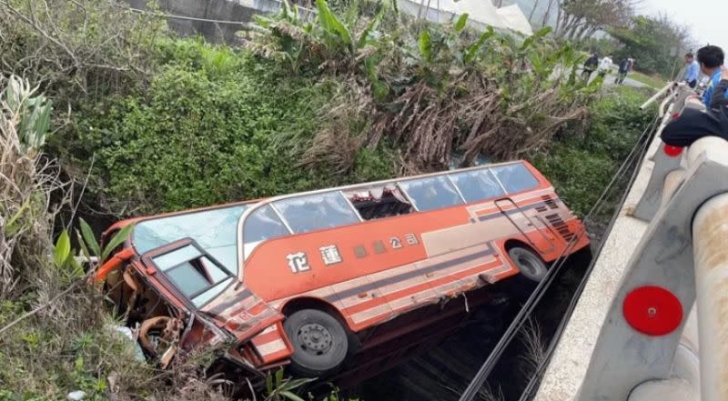 ▲台11線花蓮縣豐濱鄉豐濱村，發生花蓮客運公車、小客車對撞事故，導致公車撞破護欄墜落邊坡，其中1名女乘客拋飛出車外，事故共造成5人受傷。（圖／翻攝畫面）