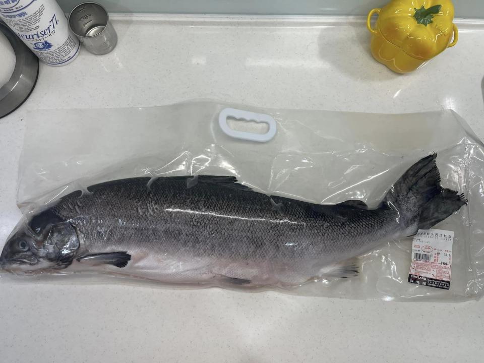 原PO買下一整尾鮭魚回家處理。（圖／翻攝自Costco好市多 商品經驗老實說）