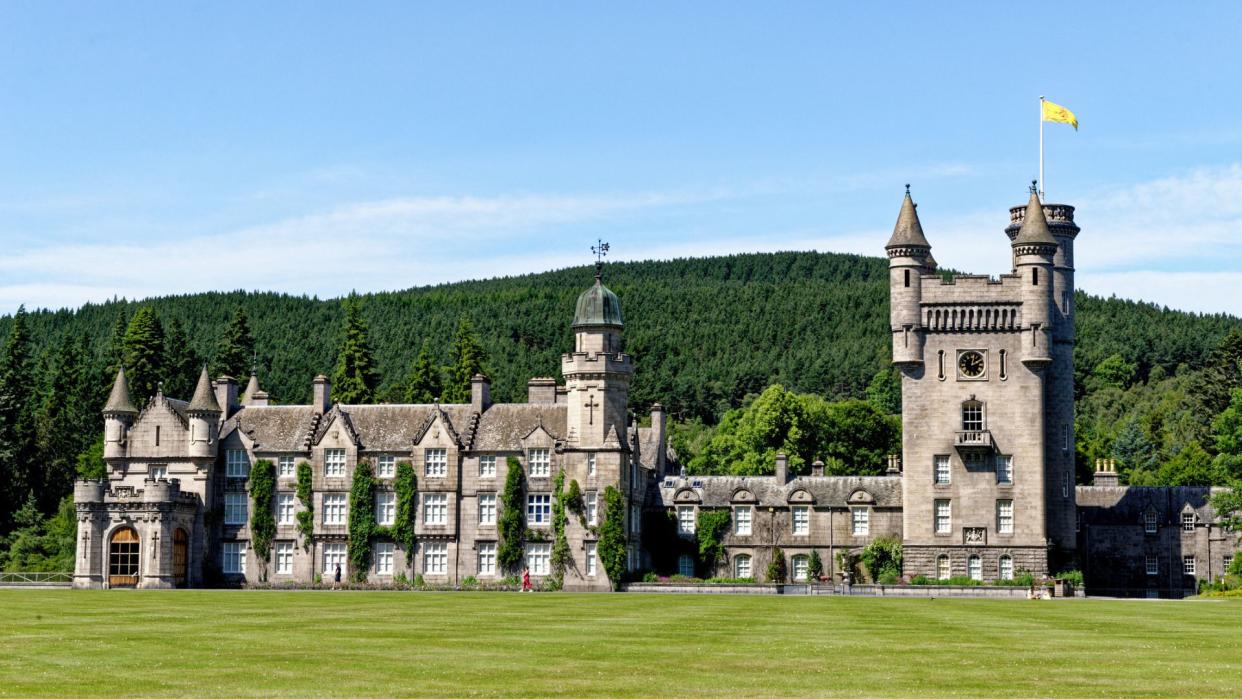  Balmoral Scottish Royal Scots baronial revival style castle and grounds in summer; Europe Great Britain, Scotland, Aberdeenshire, the Balmoral castle, summer residence of the British Royal Family. 